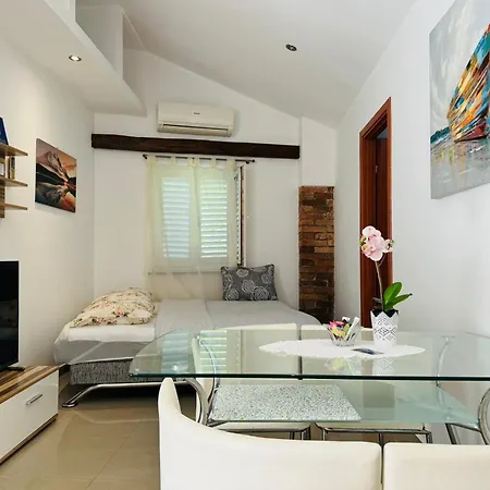 Ascic Apartment *